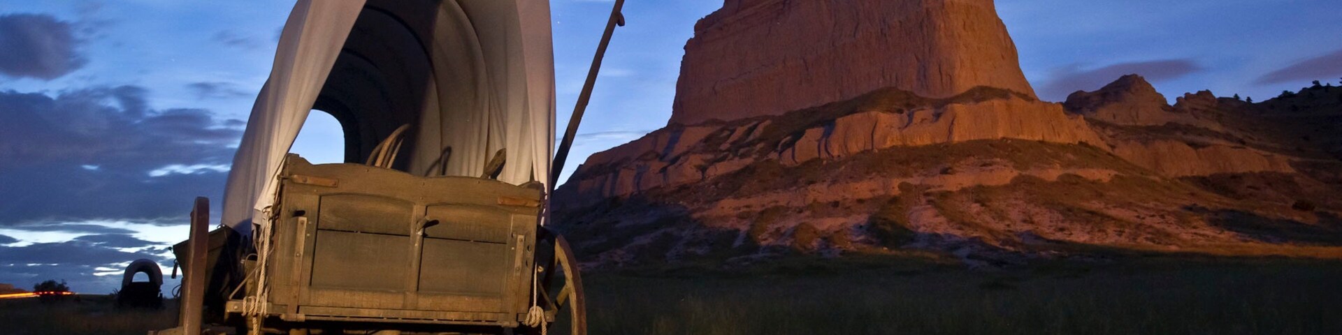 Scottsbluff que incluye un atardecer, situaciones tranquilas y montañas