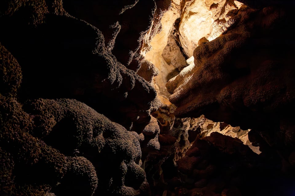 Une grotte ornée de stalactites et de stalagmites.
