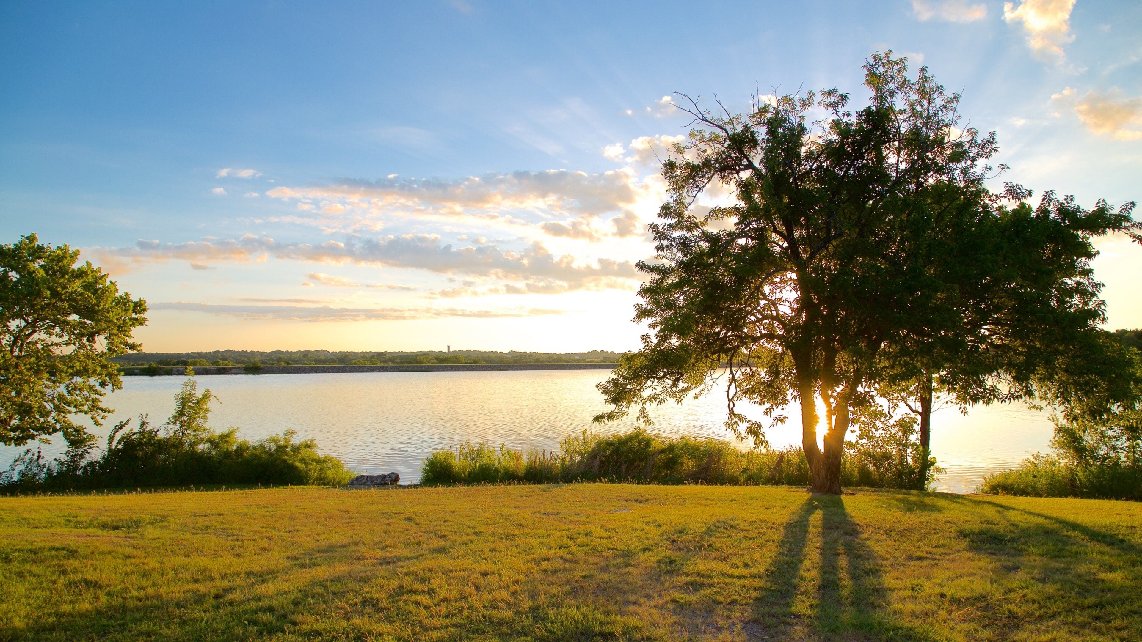 Veteran\'s Lake showing tranquil scenes, a lake or waterhole and a sunset