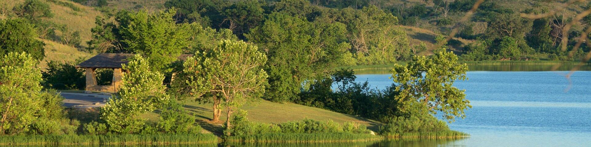 Veteran\'s Lake showing a lake or waterhole and tranquil scenes