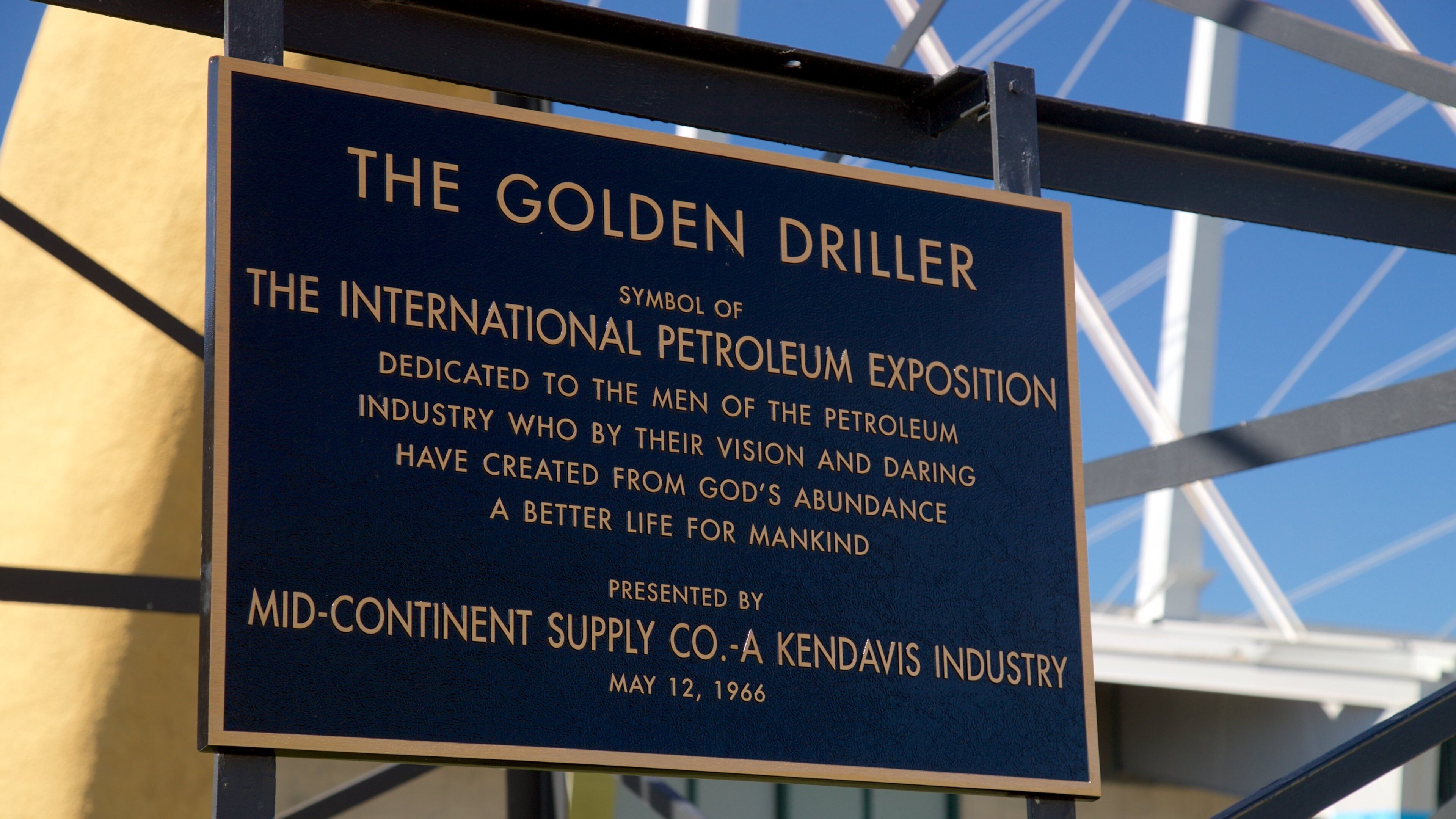 รูปปั้นคนงานแท่นขุดเจาะน้ำมัน Golden Driller แสดง ป้าย