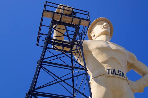 Golden Driller mostrando arte al aire libre y un monumento