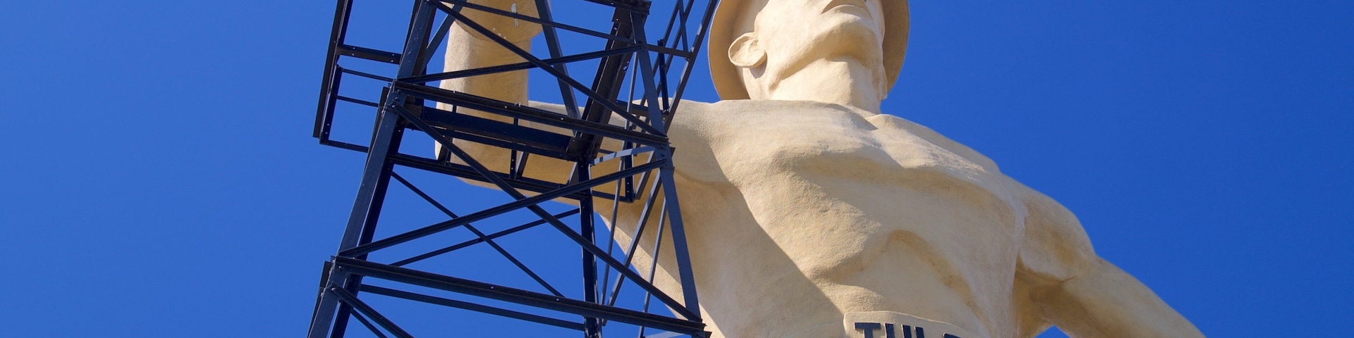Golden Driller featuring outdoor art and a monument