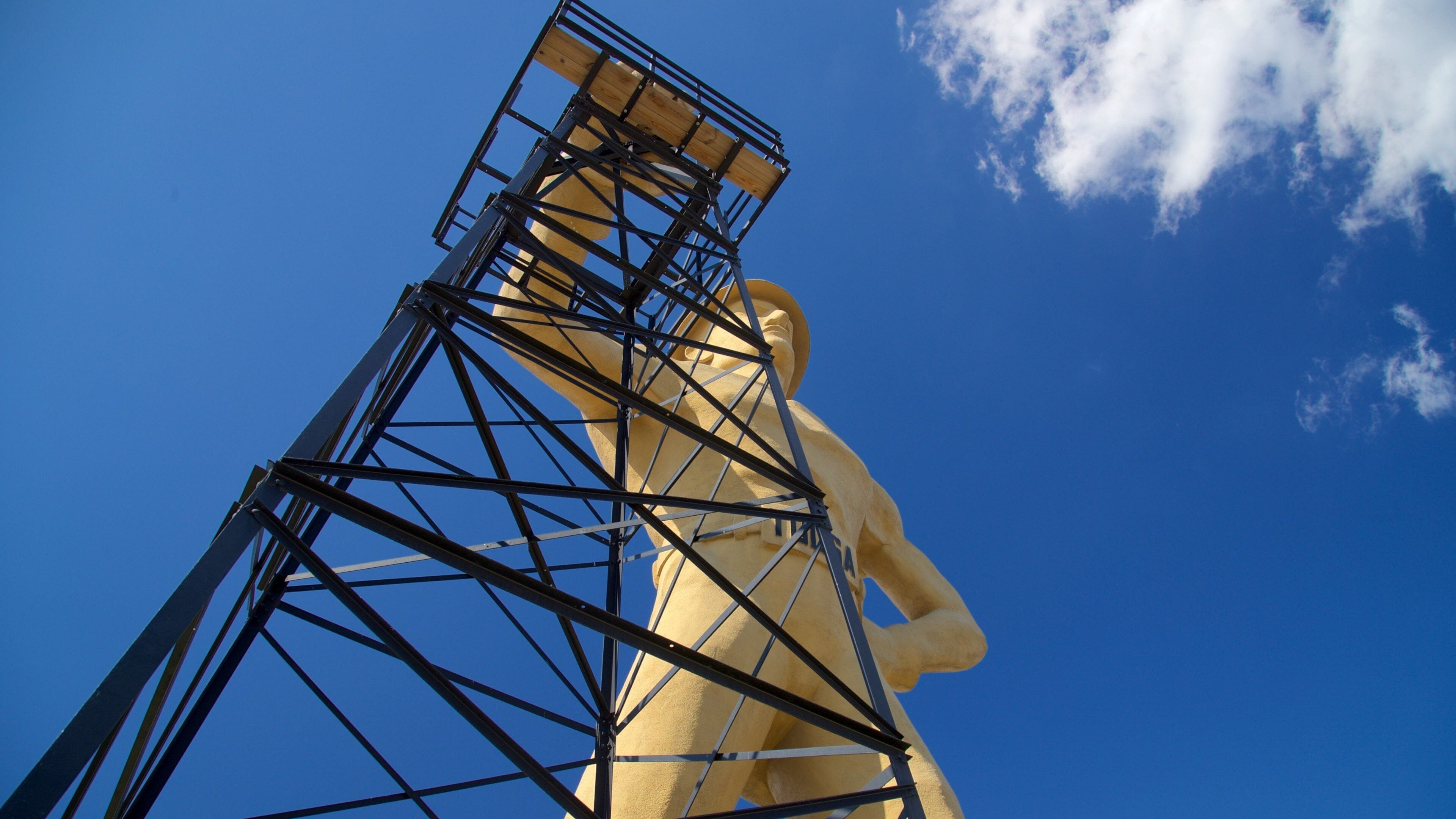 Golden Driller mostrando un monumento y arte al aire libre
