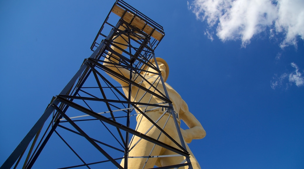 Golden Driller mostrando un monumento y arte al aire libre