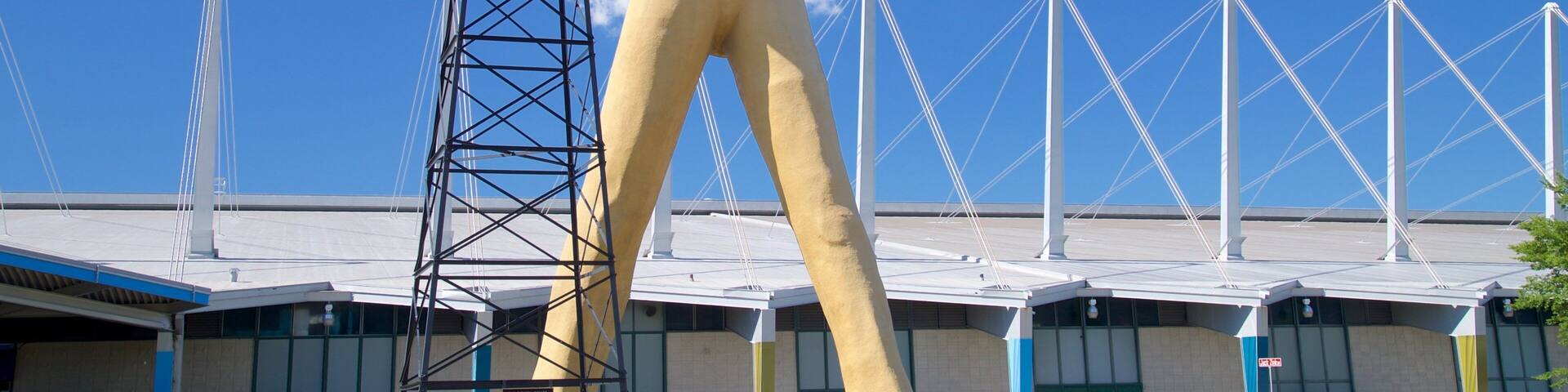 Golden Driller showing outdoor art and a monument