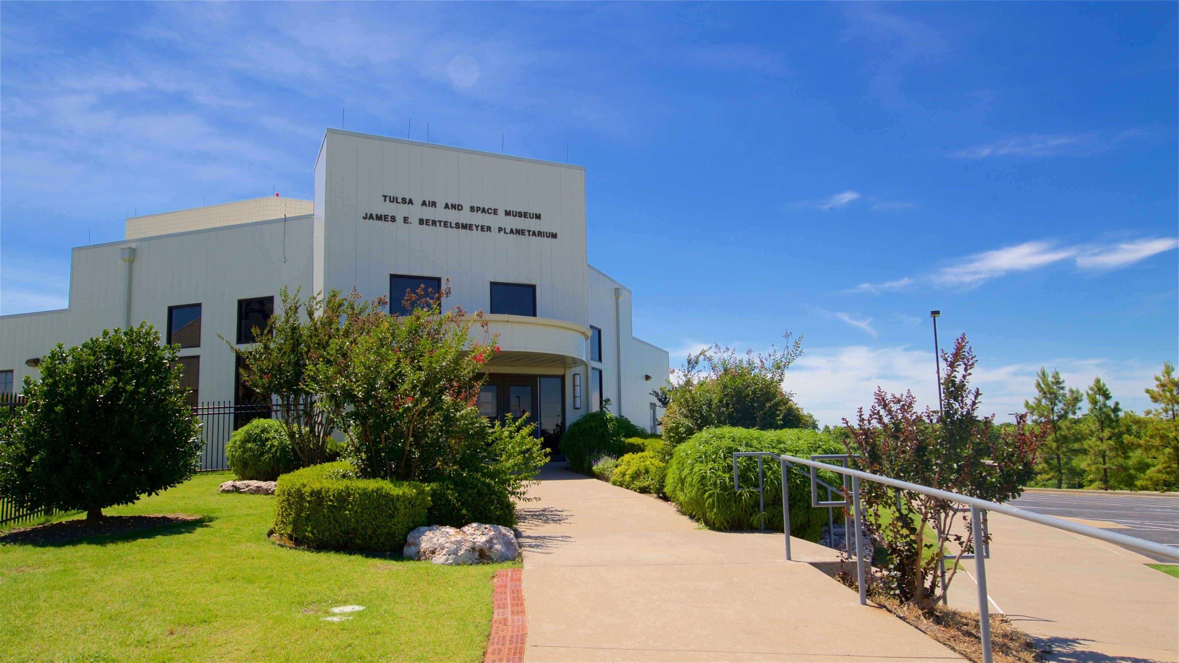 Tulsa Air and Space Museum & Planetarium toont een park