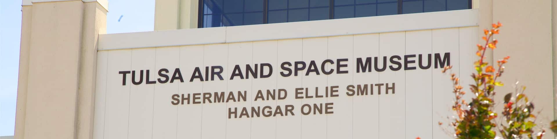Exterior del Museo del Aire y el Espacio de Tulsa, con amplias ventanas y señalización.