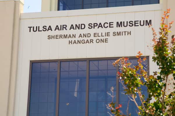 Exterior del Museo del Aire y el Espacio de Tulsa, con amplias ventanas y señalización.