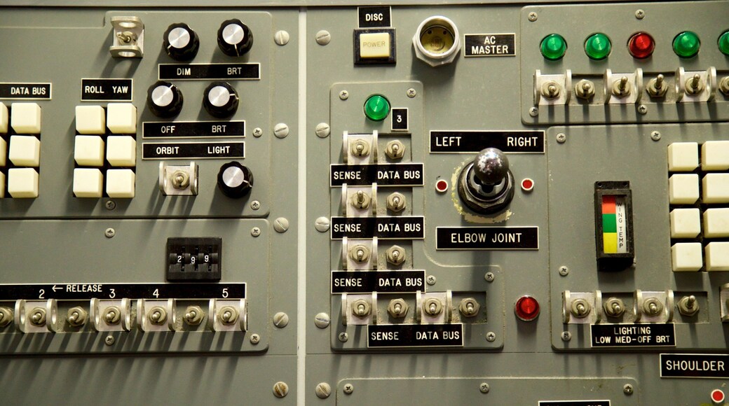 Tulsa Air and Space Museum & Planetarium montrant articles militaires