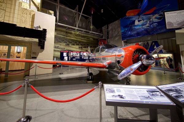 Tulsa Air and Space Museum & Planetarium qui includes patrimoine historique, vues intérieures et signalisation