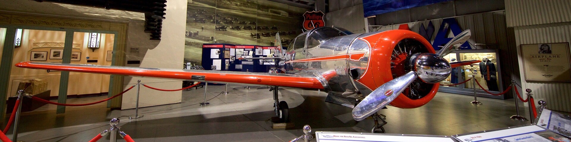 Tulsa Air and Space Museum & Planetarium qui includes patrimoine historique, vues intérieures et signalisation