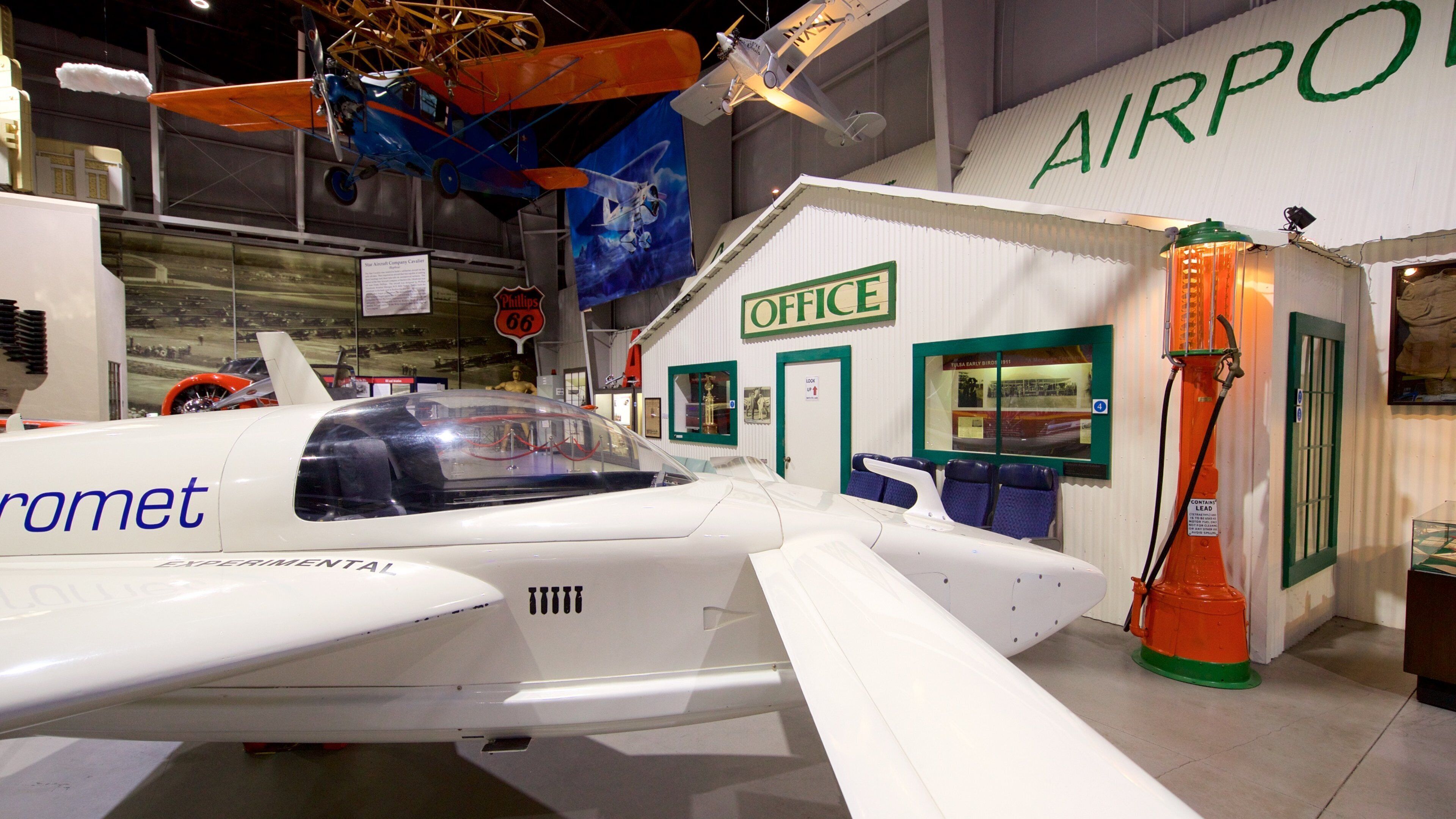 Tulsa Air and Space Museum & Planetarium montrant vues intérieures et patrimoine historique