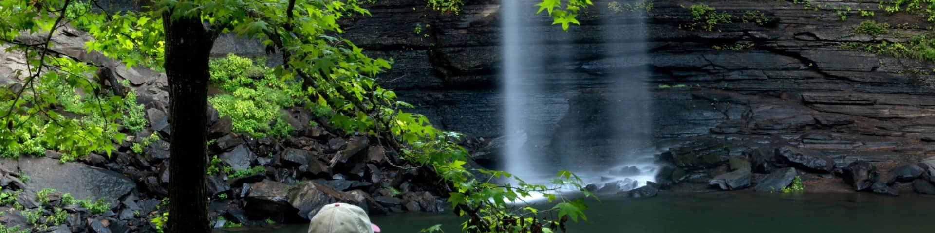 Little Rock - Arkansas central montrant lac ou étang et chute d\'eau aussi bien que femme