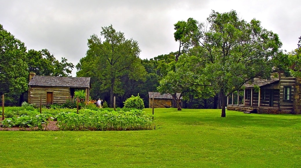 ฟาเยตต์วิลล์ ซึ่งรวมถึง สวนสาธารณะ และ มรดกวัฒนธรรม