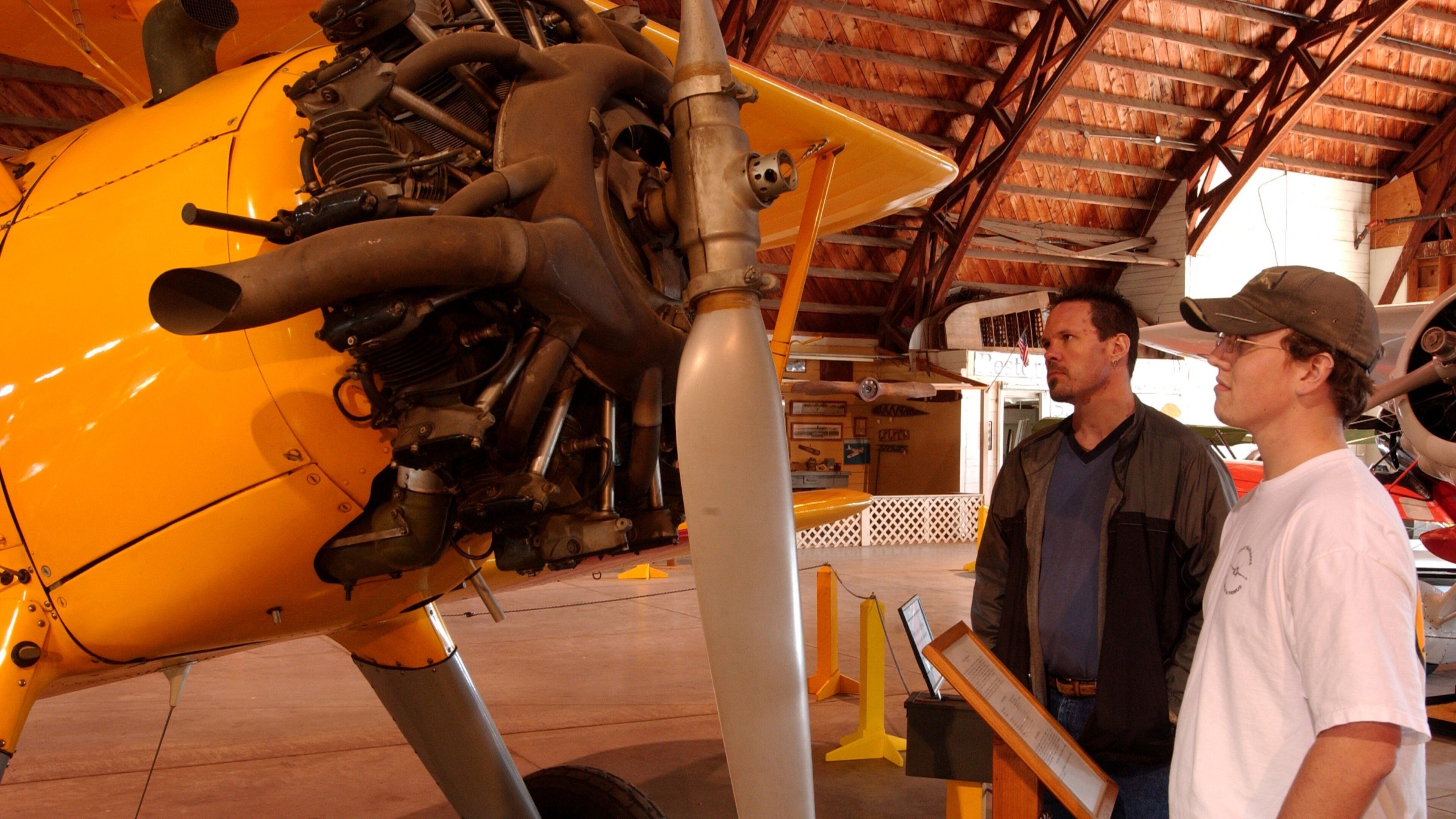 Fayetteville caracterizando aeronave assim como um pequeno grupo de pessoas