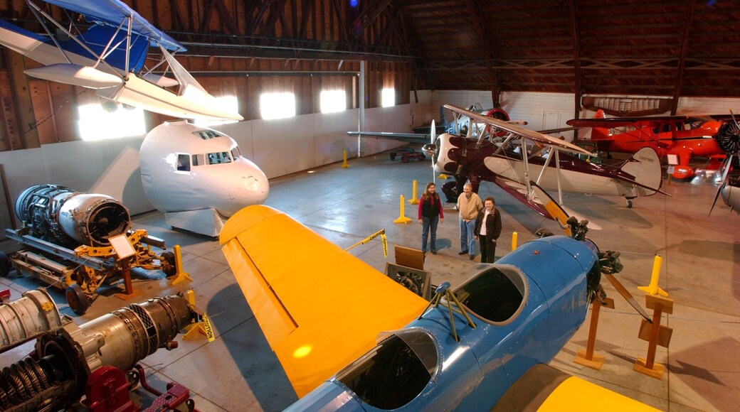 Bentonville - Fayetteville caracterizando vistas internas e aeronave assim como um pequeno grupo de pessoas