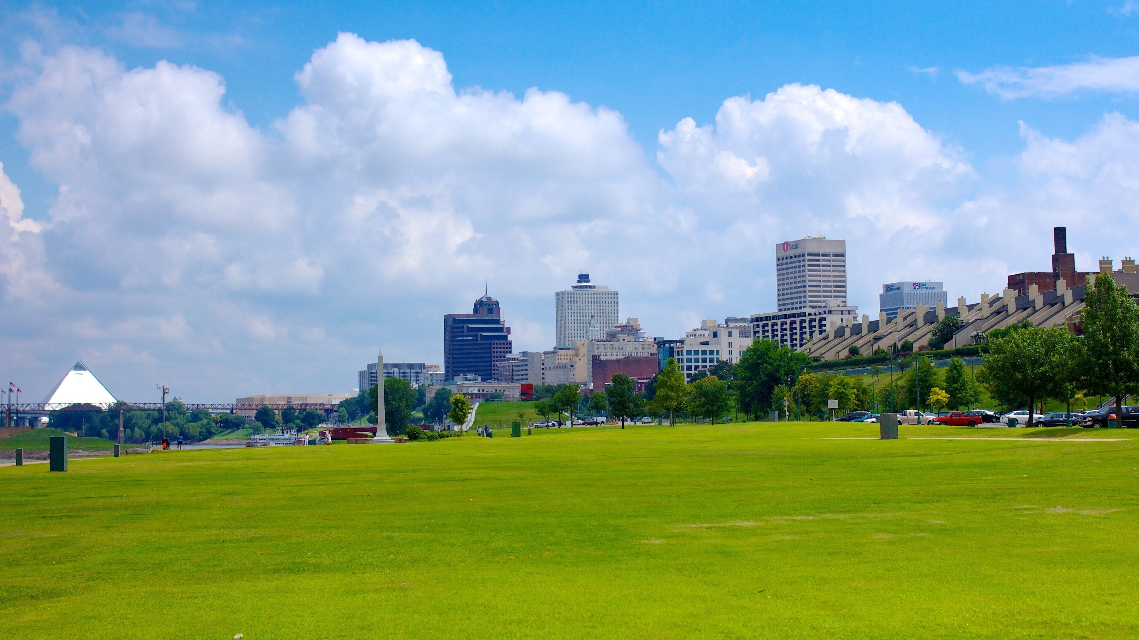 Tom Lee Park showing a park and a city