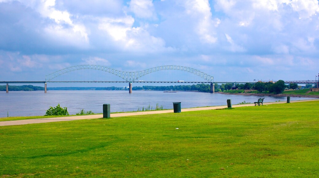 Memphis mettant en vedette rivière ou ruisseau, pont et jardin