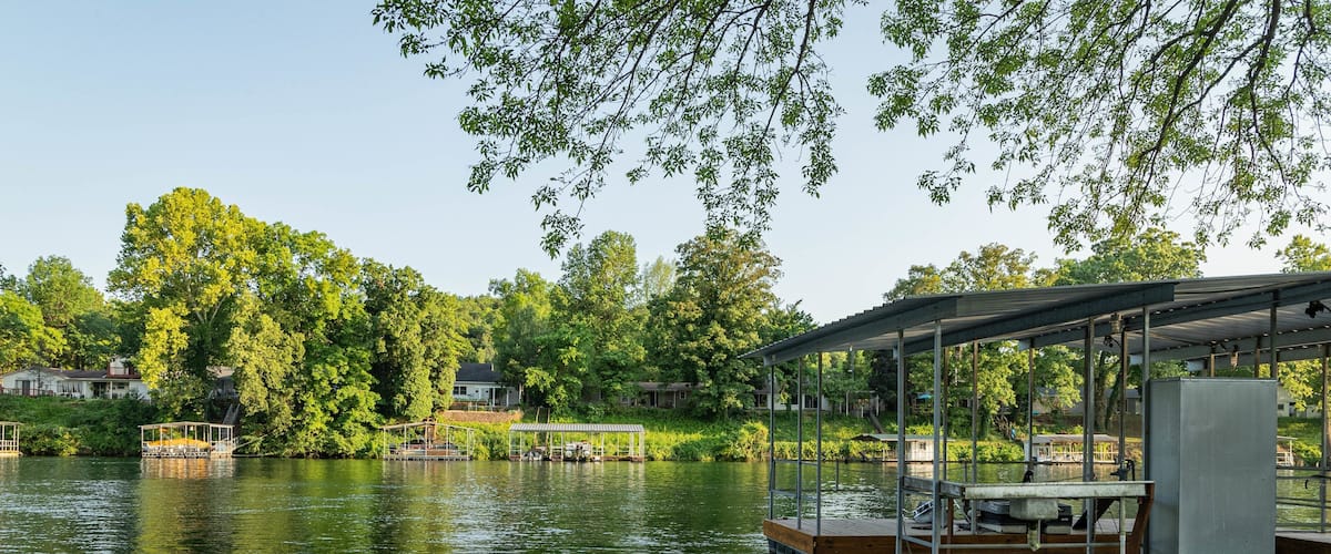 Lake Taneycomo which includes a lake or waterhole