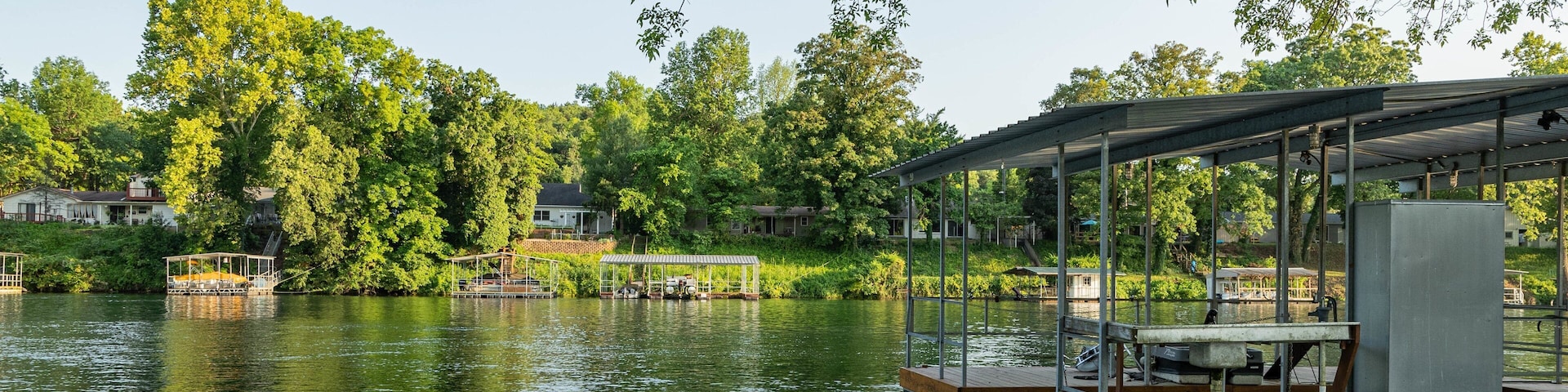 Lake Taneycomo which includes a lake or waterhole
