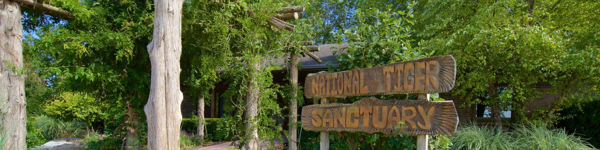 National Tiger Sanctuary mostrando animales de zoológico y señalización