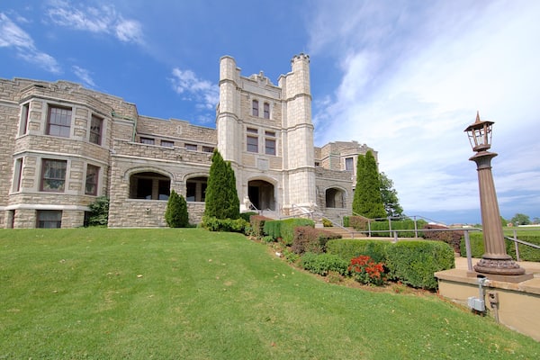 Pythian Castle welches beinhaltet Garten und historische Architektur