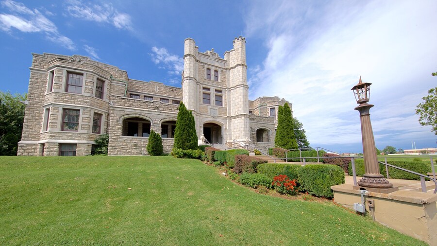 Pythian Castle toont een park en historische architectuur