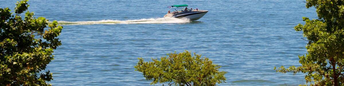 Table Rock Lake which includes boating and a lake or waterhole