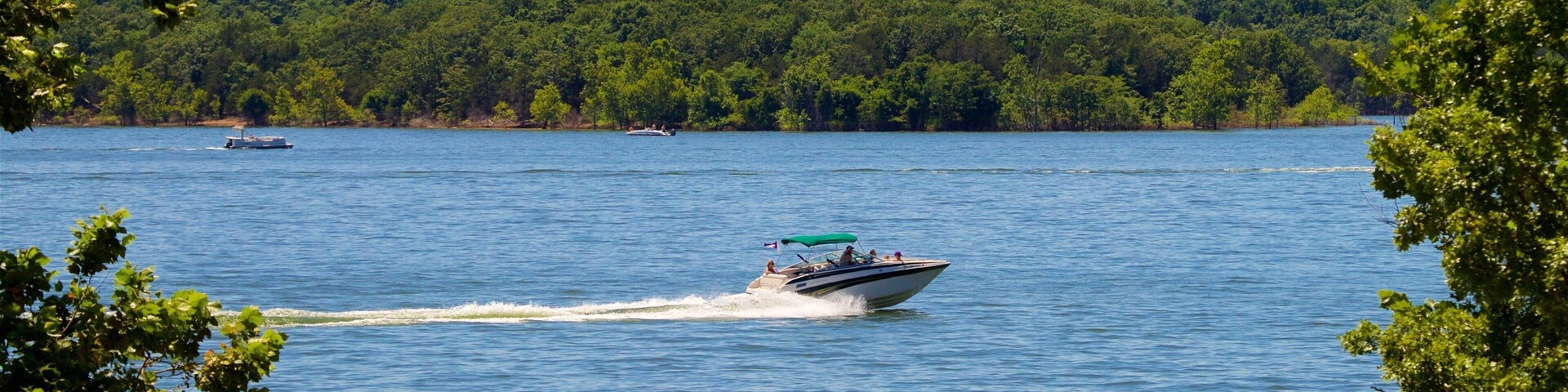 Table Rock Lake mostrando um lago ou charco e canoagem