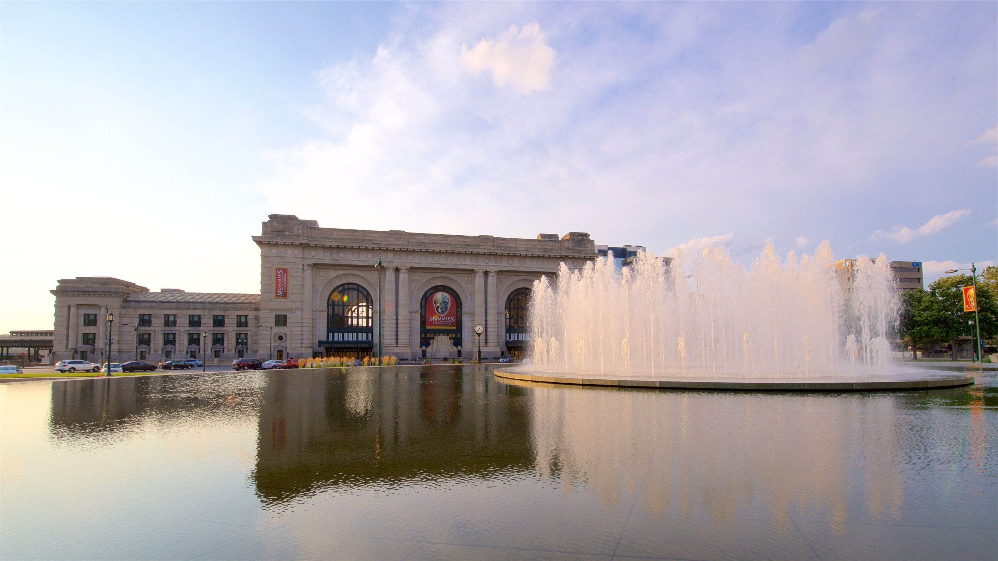 Union Station showing heritage architecture, a sunset and a fountain