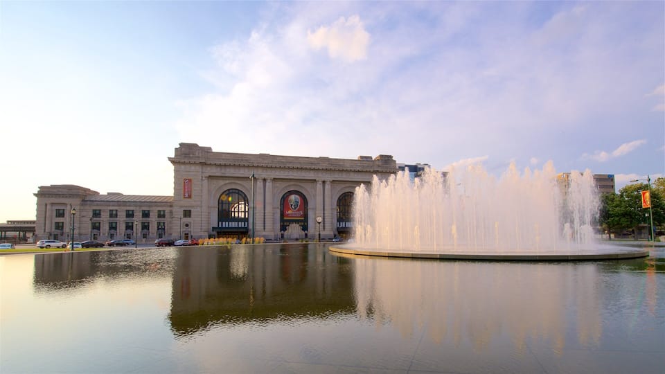 Union Station showing a sunset, heritage architecture and a fountain