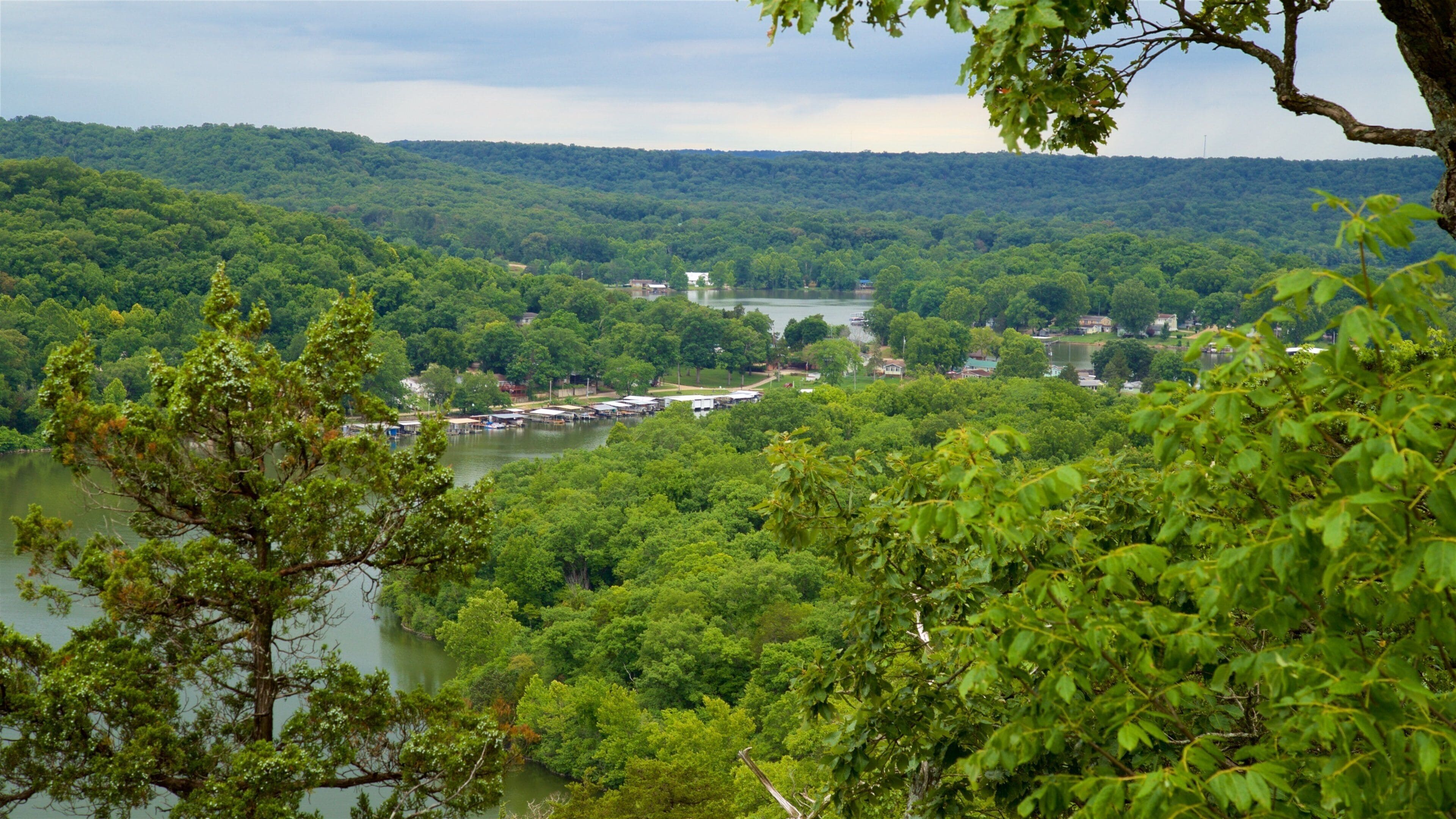 Ha Ha Tonka State Park ofreciendo vistas de paisajes, un río o arroyo y escenas tranquilas