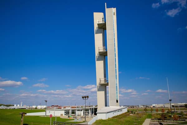 Lewis and Clark Confluence Tower qui includes vues