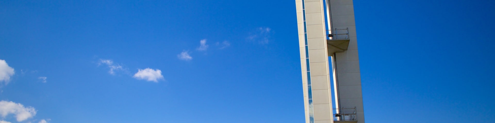 Lewis and Clark Confluence Tower mostrando paisagens