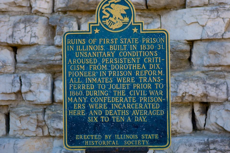 Placa commemorativa d'un senyal que descriu les ruïnes de la primera presó estatal d'Illinois, construïda entre 1830 i 1831, i que menciona el paper de Dorothea Dix en la reforma penitenciària.