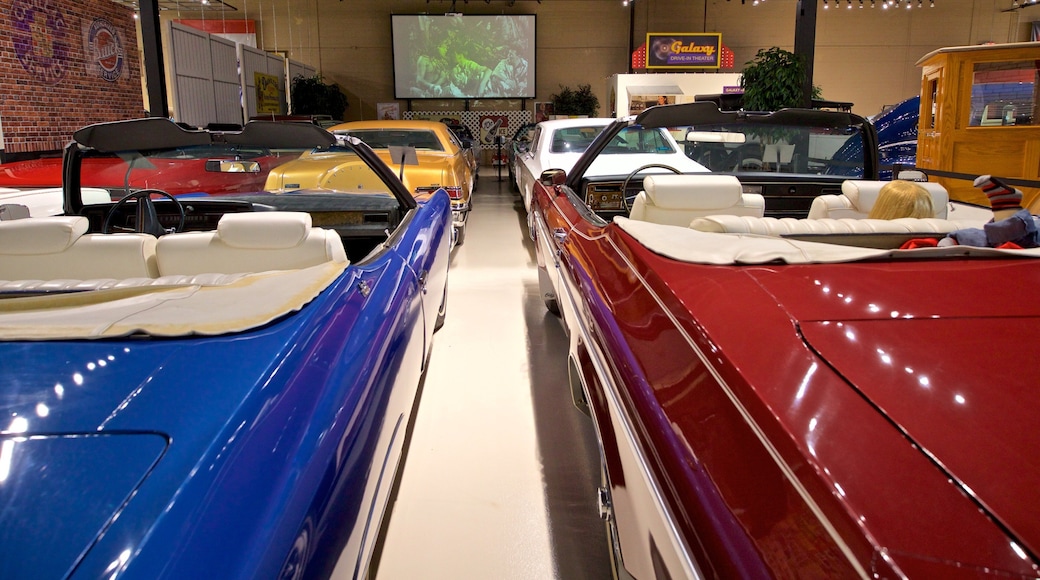 Classic Car Collection ofreciendo elementos del patrimonio y vistas interiores