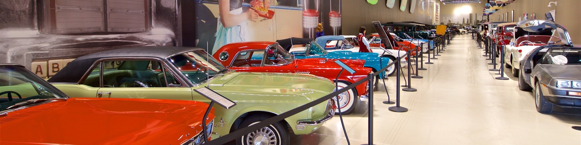 Museu com carros antigos em exposição.