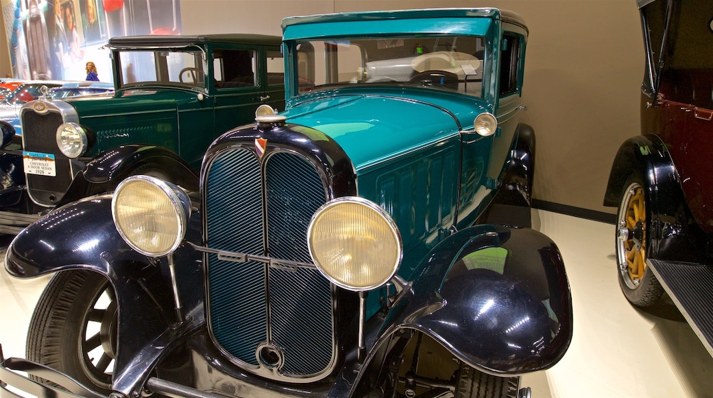 Classic Car Collection que incluye elementos del patrimonio y vistas interiores