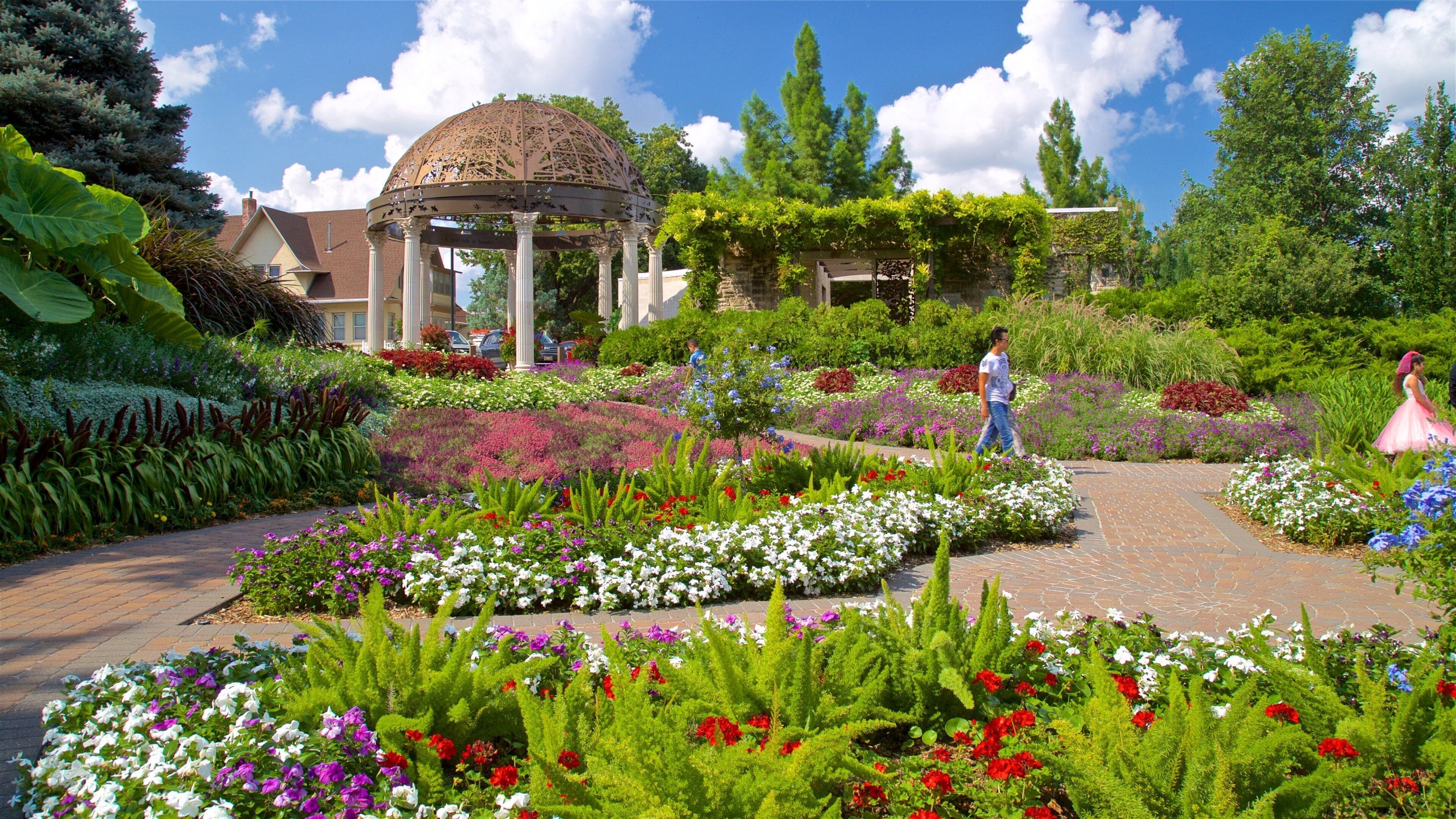 Sunken Gardens presenterar en trädgård och blommor såväl som en liten grupp av människor
