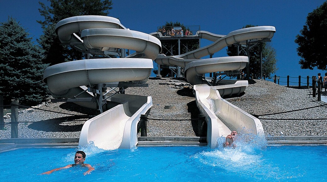 Lincoln which includes a waterpark, swimming and a pool