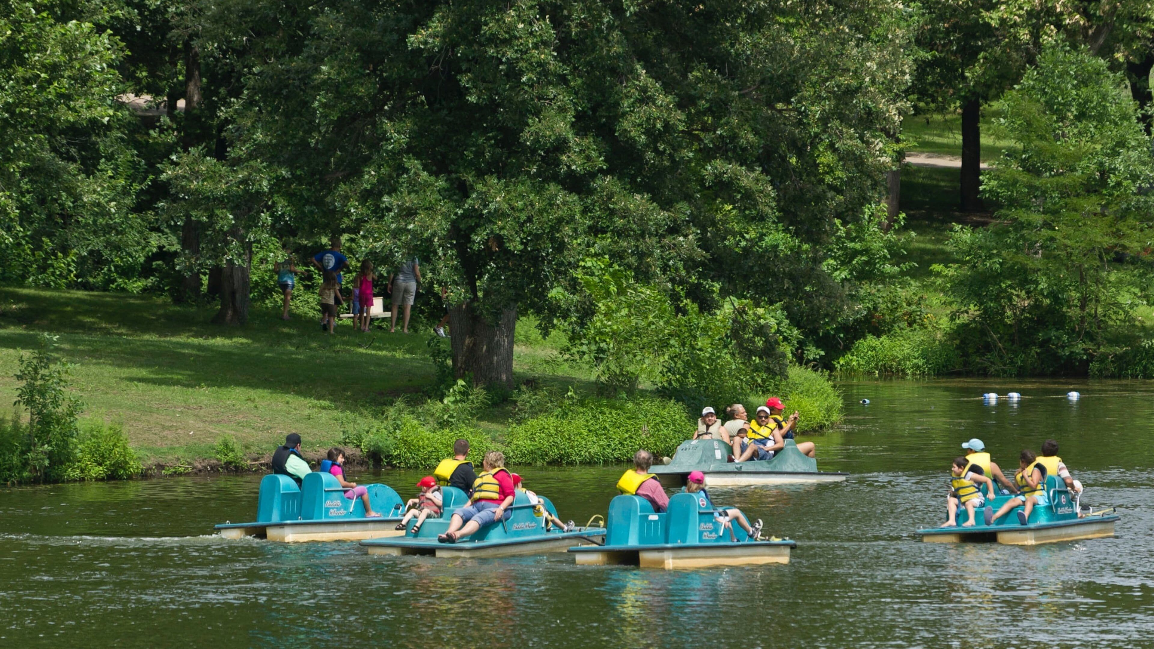 Lincoln showing water sports, a garden and a river or creek