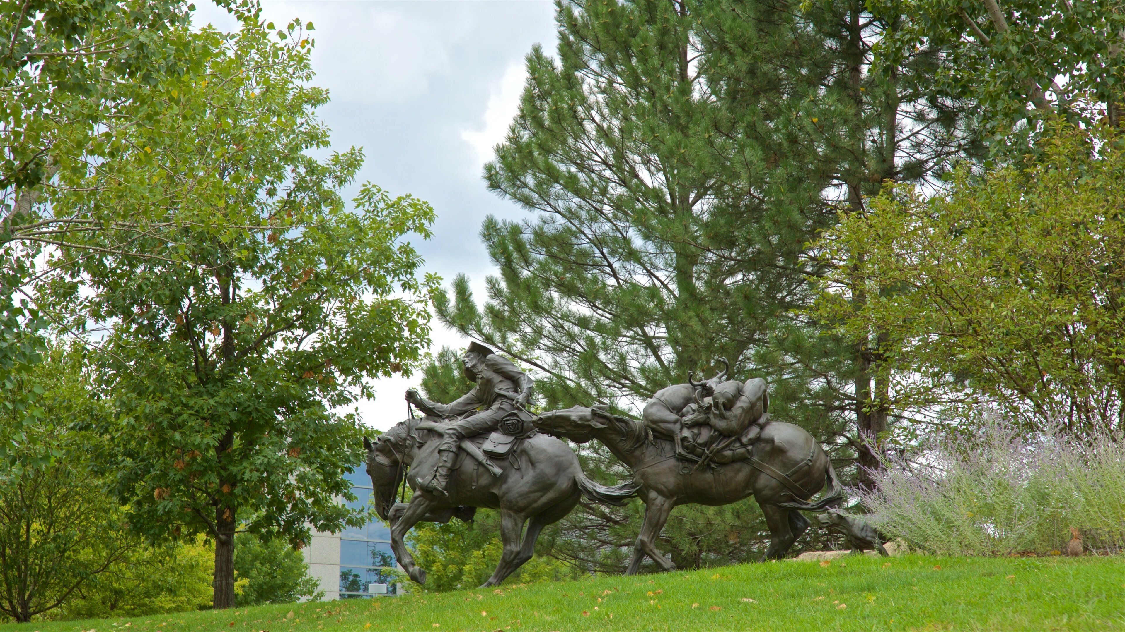 Pioneer Courage Park qui includes statue ou sculpture et jardin