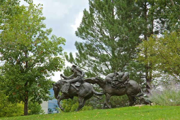 Pioneer Courage Park welches beinhaltet Statue oder Skulptur und Garten