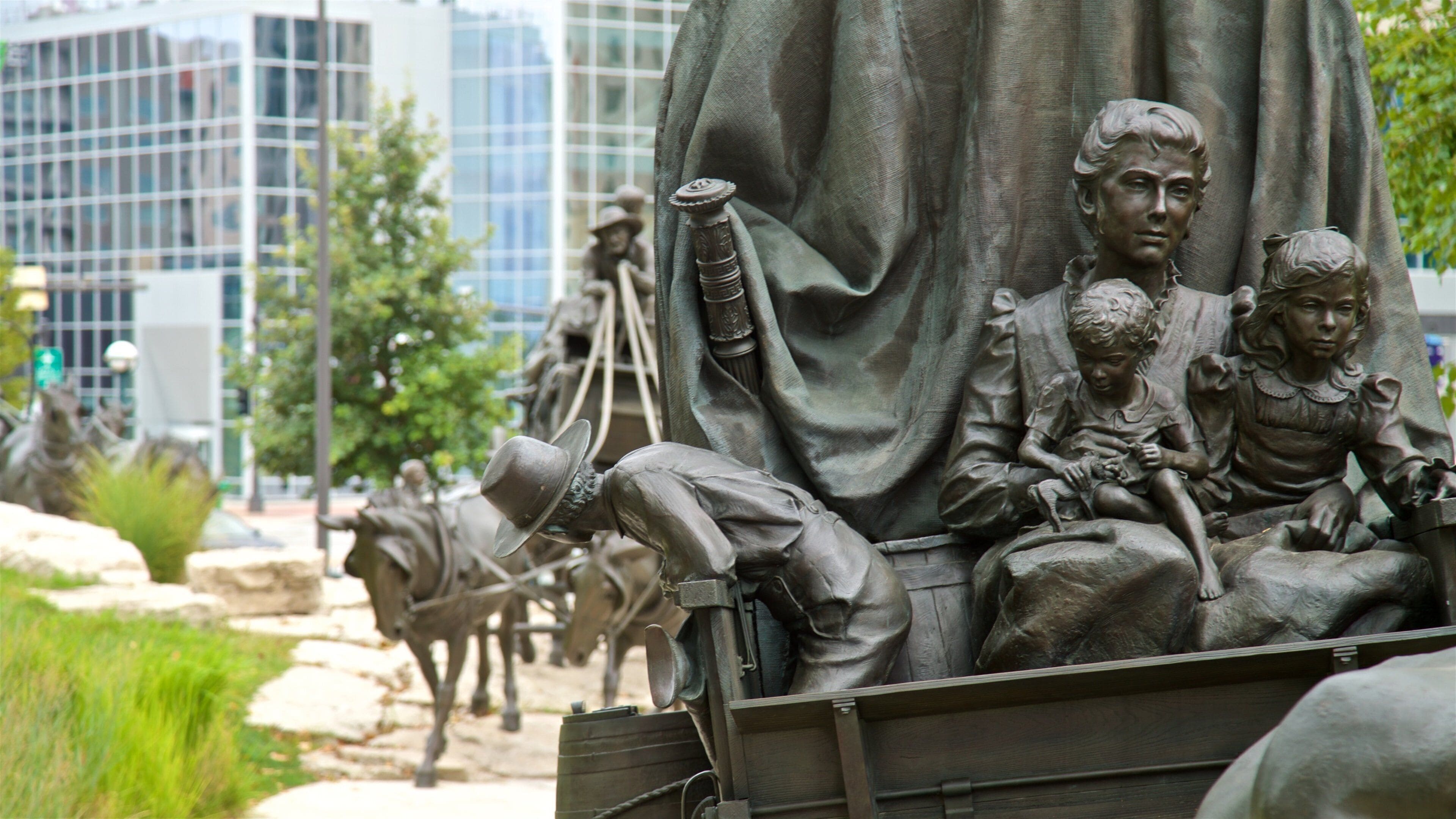Parque Pioneer Courage mostrando una estatua o escultura