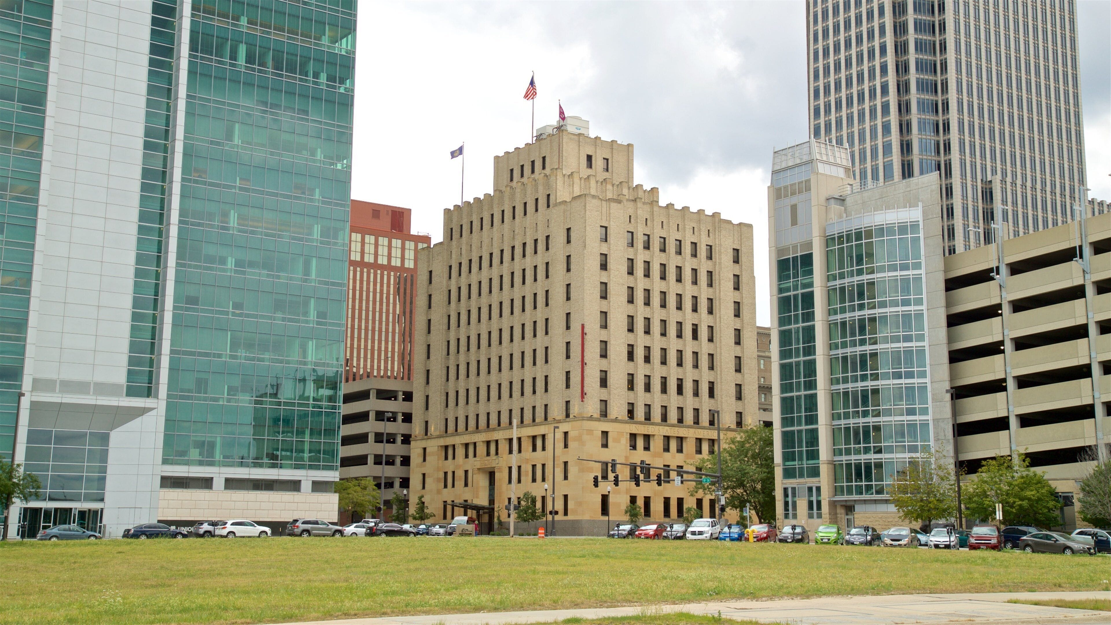 Parque Pioneer Courage mostrando un rascacielos, un jardín y una ciudad