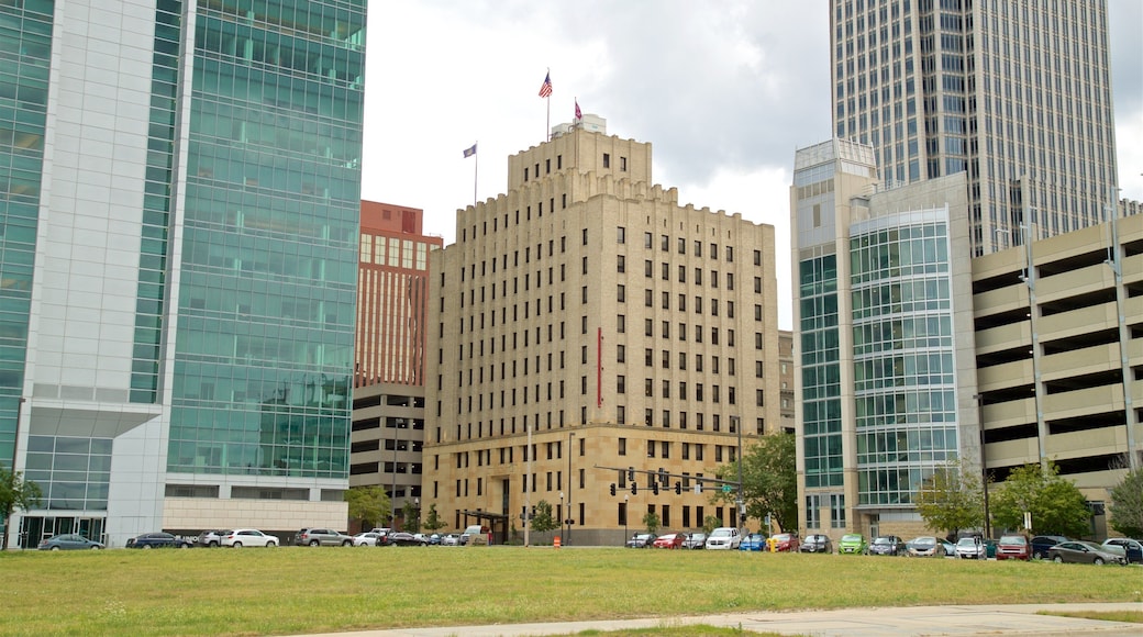 Parque Pioneer Courage mostrando un rascacielos, un jardín y una ciudad