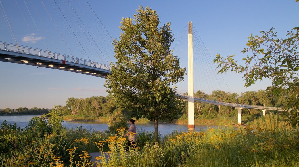 Puente peatonal Bob Kerrey ofreciendo un río o arroyo y un puente
