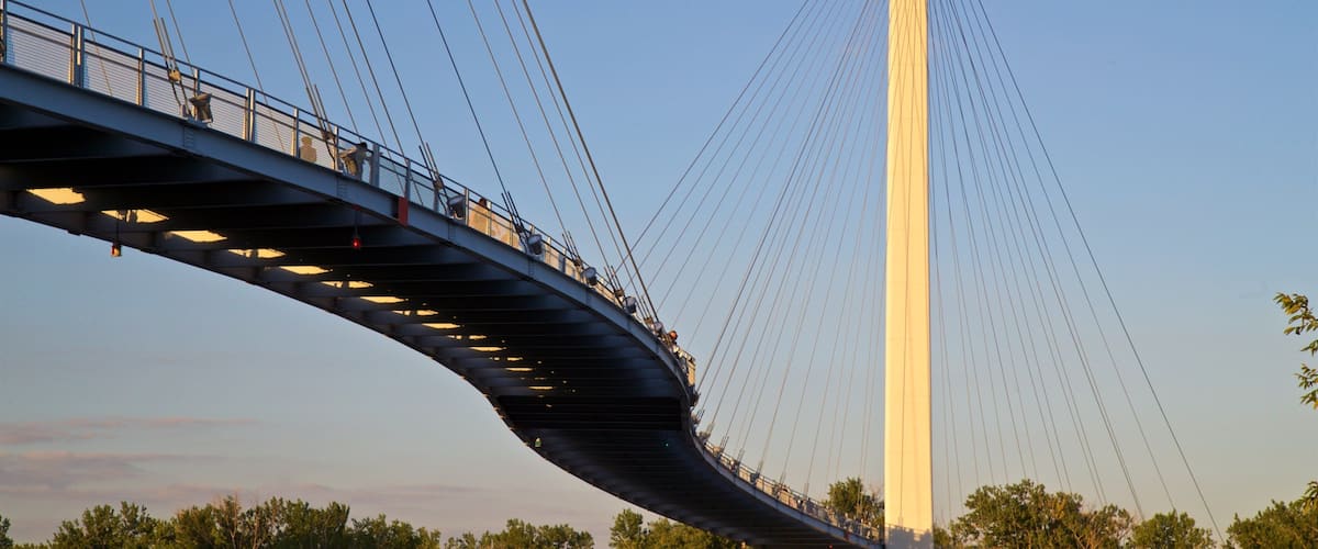 Puente peatonal Bob Kerrey que incluye un puente y una puesta de sol