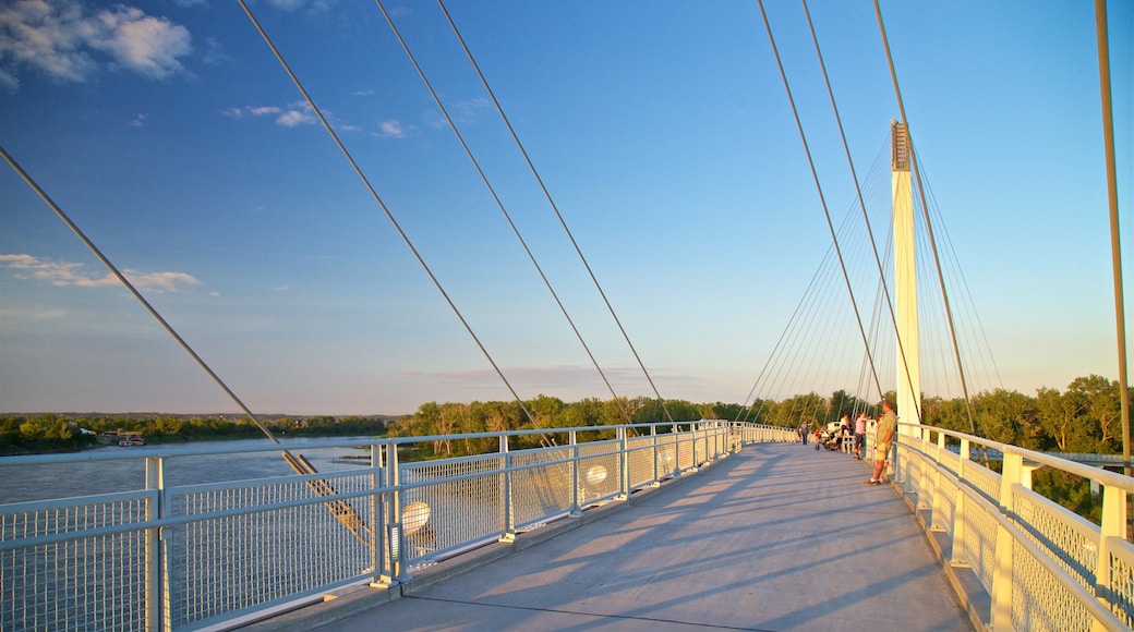 Puente peatonal Bob Kerrey mostrando un atardecer y un puente